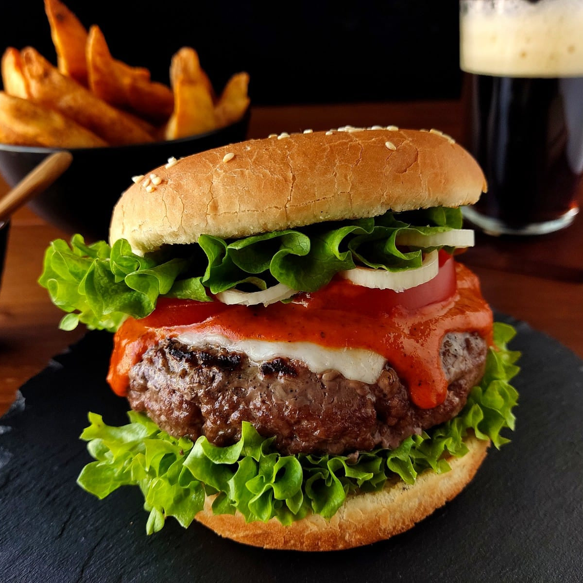 Tufo, eine cremige, würzige und pikante Trüffel-Hot-Sauce für ... Tufo, eine cremige, würzige und pikante Trüffel-Hot-Sauce für ...